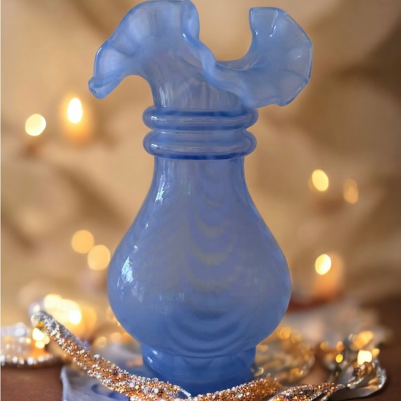 Vintage Provincial Blue Crimped Curtain Vase - Picture 4 of 10